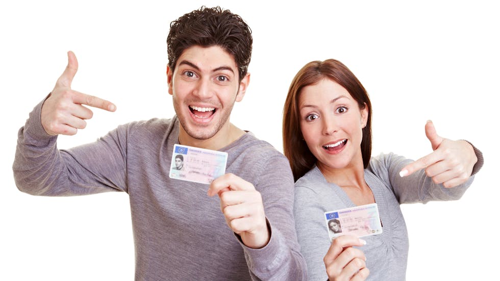 Dos conductores con sus carnets de conducir