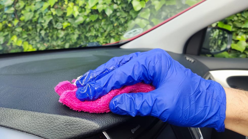 Con qué limpiar el salpicadero del coche?