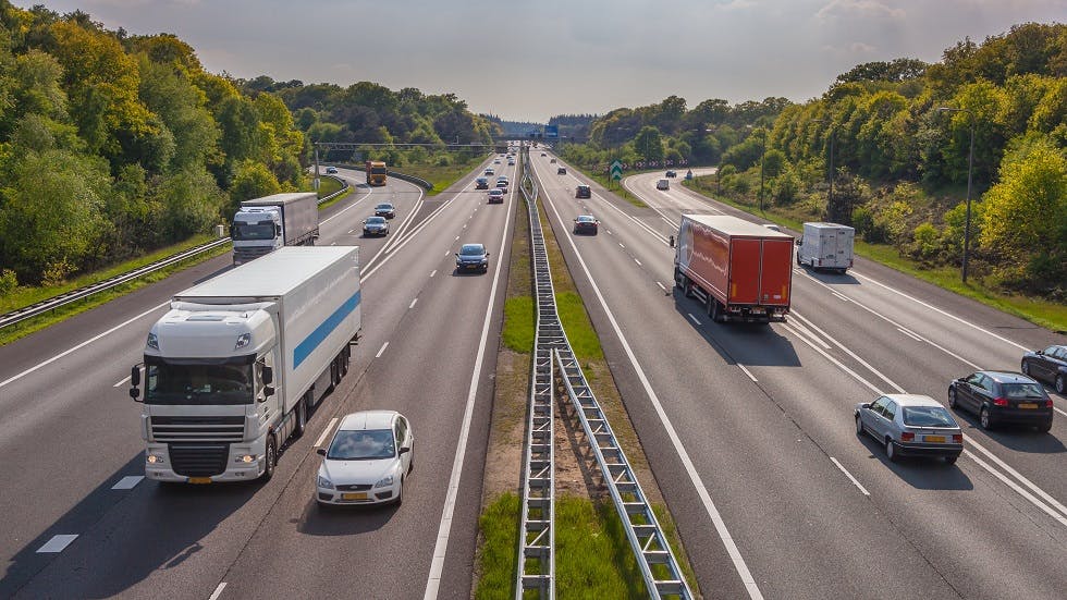 En una autopista o autovía, la velocidad mínima permitida es 60 km/h