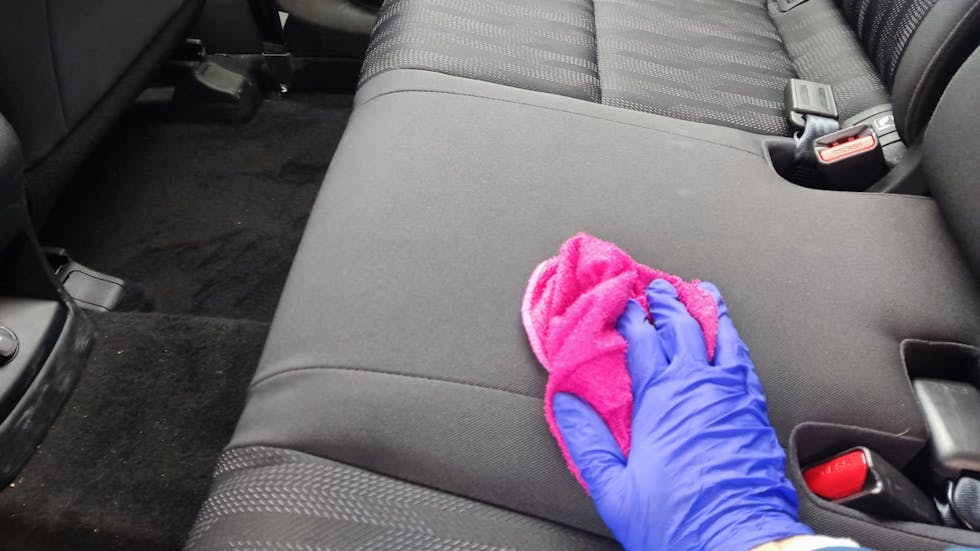 Cómo limpiar la tapicería del coche