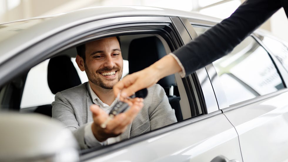 Conductor al alquilar un coche a un propietario