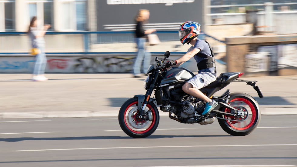 Motorista con protector para espalda