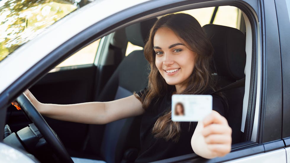 Chica con su carnet de conducir
