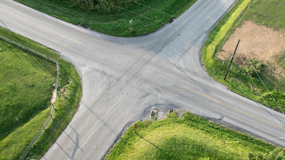 Intersección creada por el encuentro entre una vía transversal y una principal