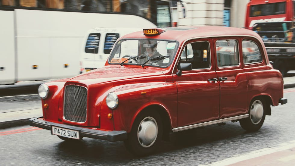 Taxi en Londres que circula por la izquierda