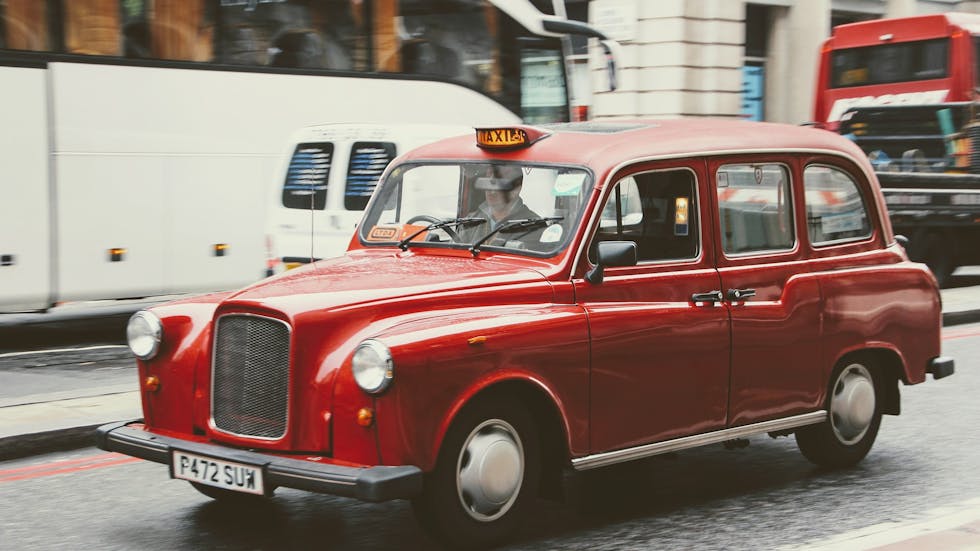 Taxi en Londres que circula por la izquierda
