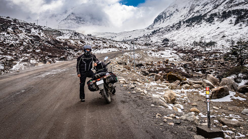 Moto con equipaje en las montañas