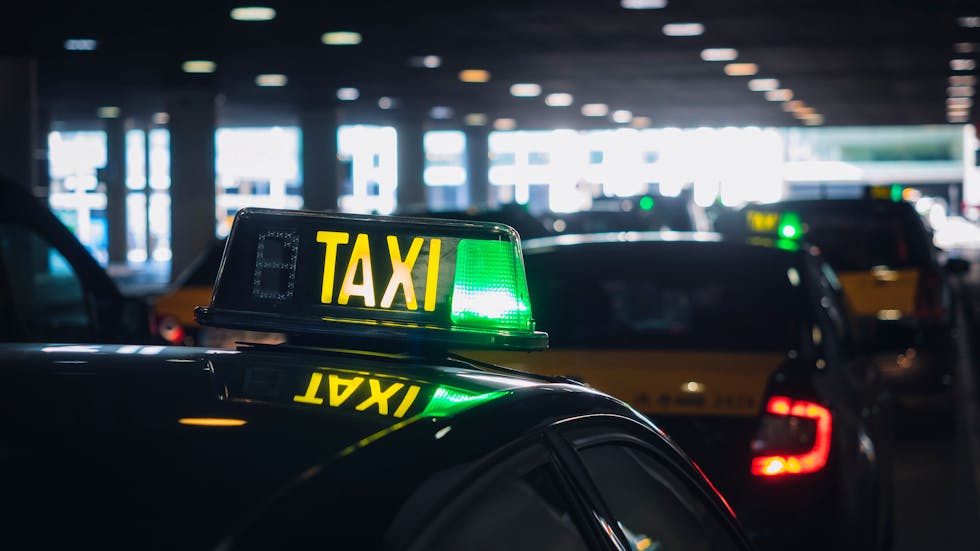 Varios taxis siendo conducidos