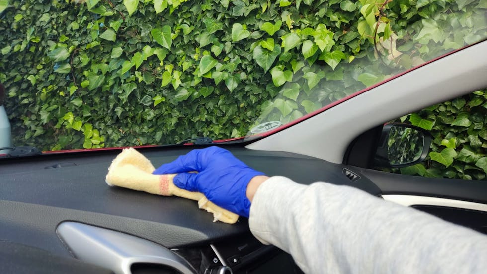 Cómo limpiar el salpicadero de un coche con un limpiador a vapor 