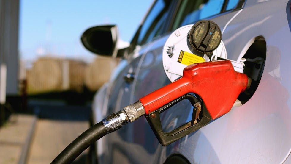 Reponer gasolina en el vehículo en la gasolinera