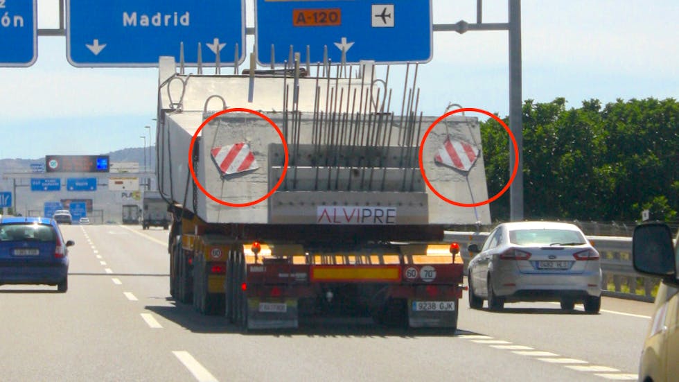 La señal o placa V-20: cargas que sobresalen por detrás