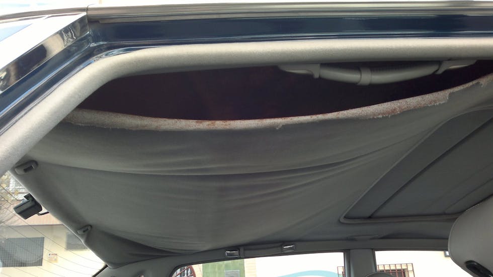 10 formas de reparar la tapicería del techo del automóvil por tu cuenta
