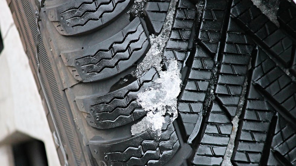 Dibujo del neumático con nieve incrustada