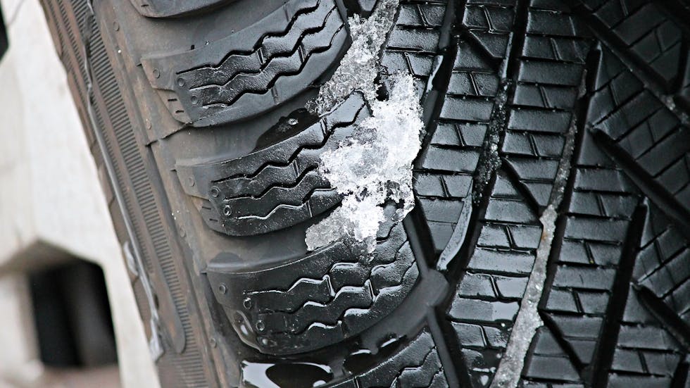 Dibujo del neumático con nieve incrustada