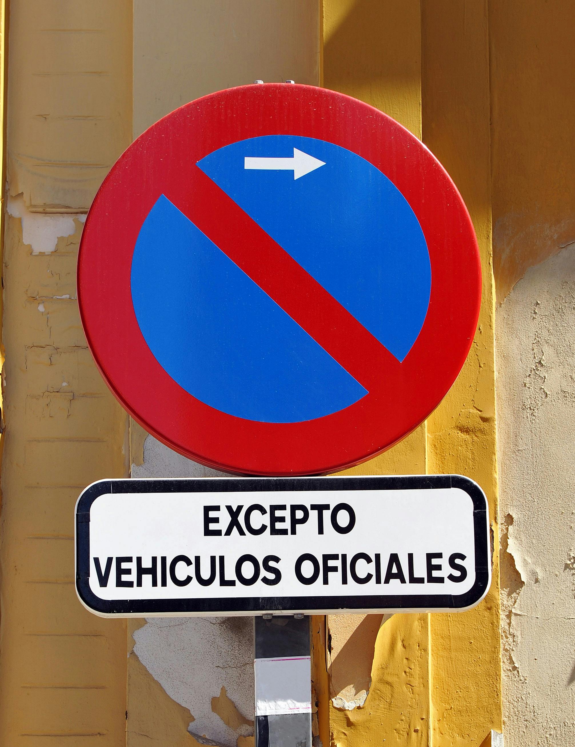 Señal prohibido aparcar con excepto vehiculos oficiales