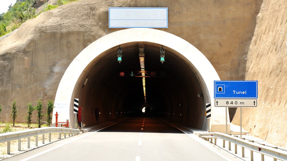 Entrada a túnel con semáforos de carril