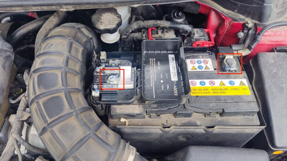 Como cambiar los bornes de la batería del coche 