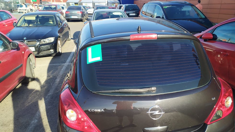 La placa L en el coche: ¡conductor novel a la vista!