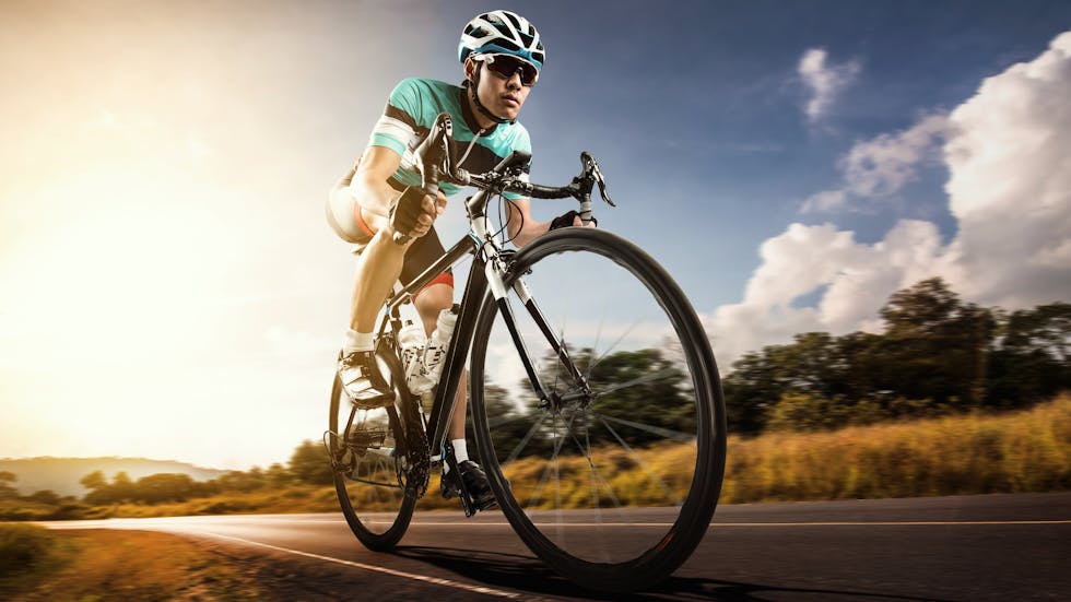 Ciclista circulando al borde de la carretera