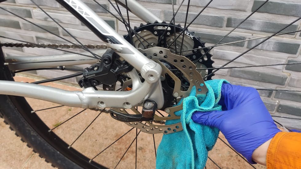 Limpiar los frenos de la bicicleta