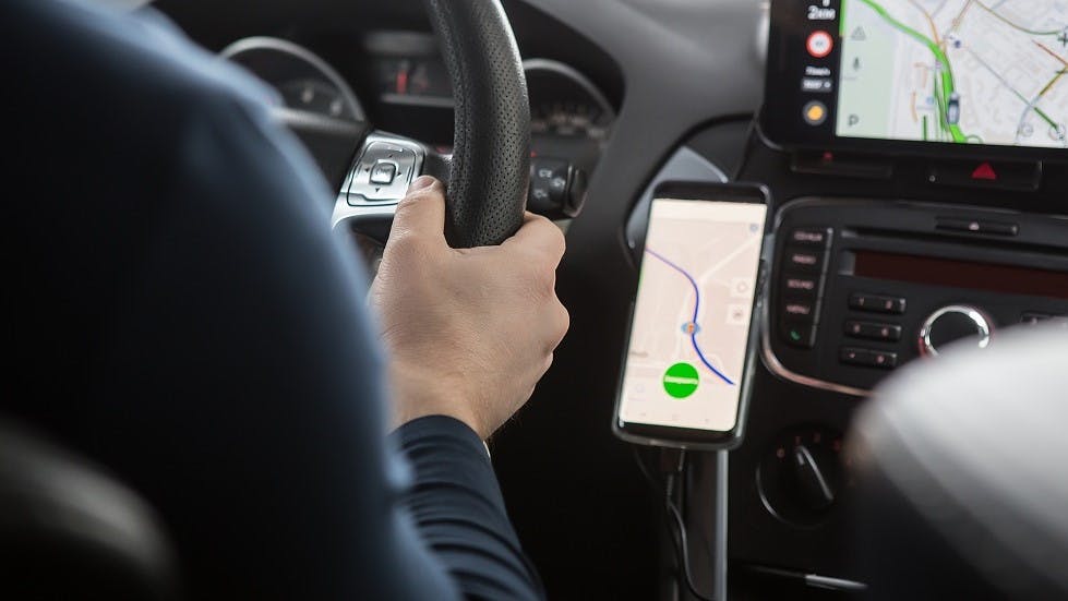 Usar navegador GPS mientras se conduce.