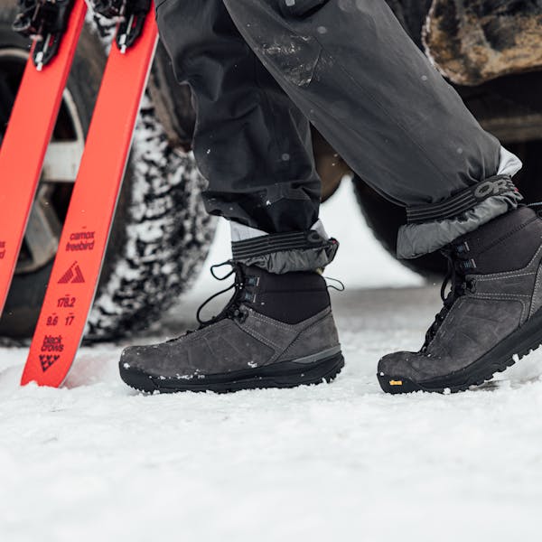 A person hanging out in the Men's Andesite Mid Insulated Waterproof 