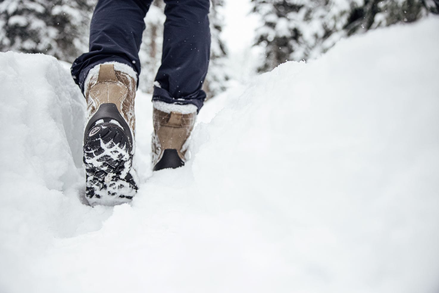 Oboz Bridger insualted hiking boot walking through snow.