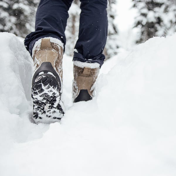 A snowy hike in the women's Bridger winter insulated boots.