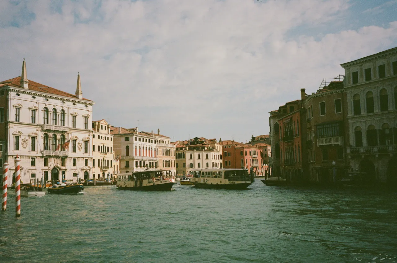 A scene from Venice before a hike on the AV 1