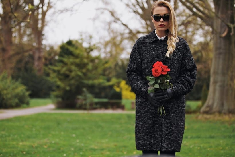 femme en tenue noir