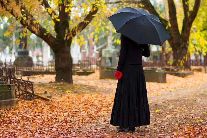 femme en tenue noir