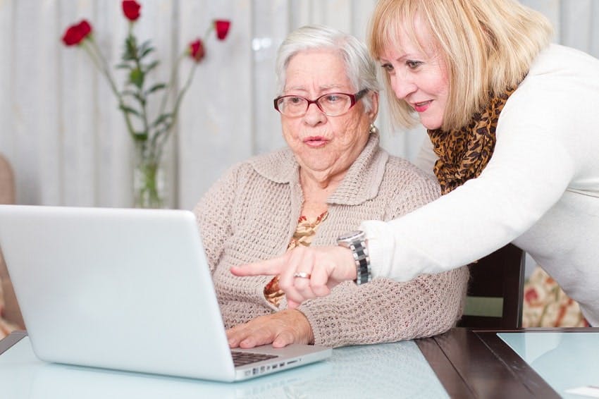 femmes devant ordinateur