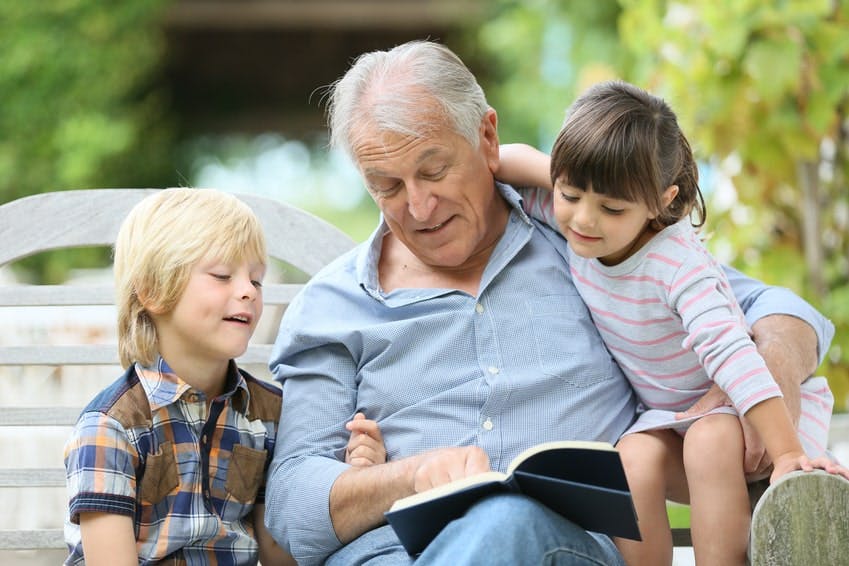 enfants et grand-père