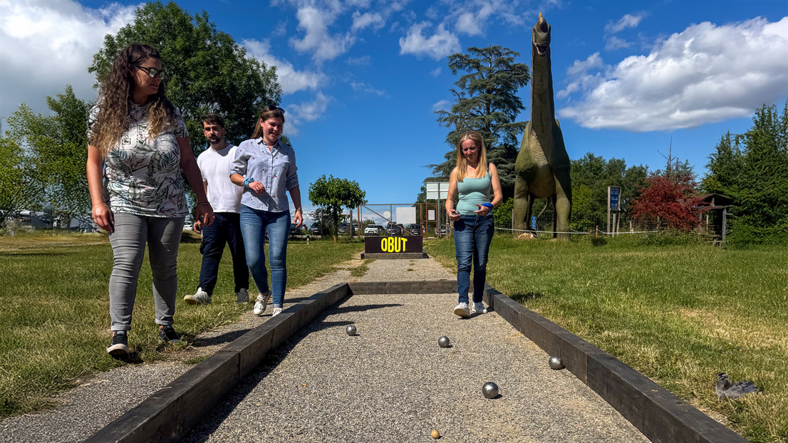 Una partida de petanca entre amigos en una pista de petanca Obut.