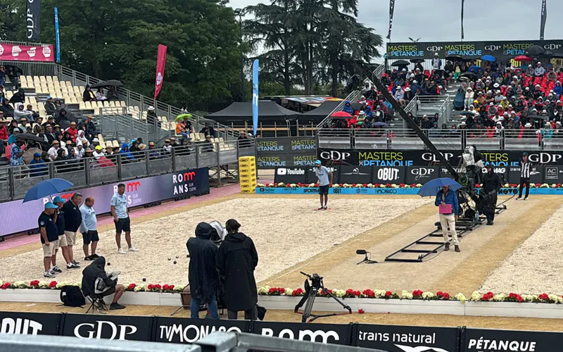 Des joueurs participant aux Masters de Pétanque avec des caméras autour