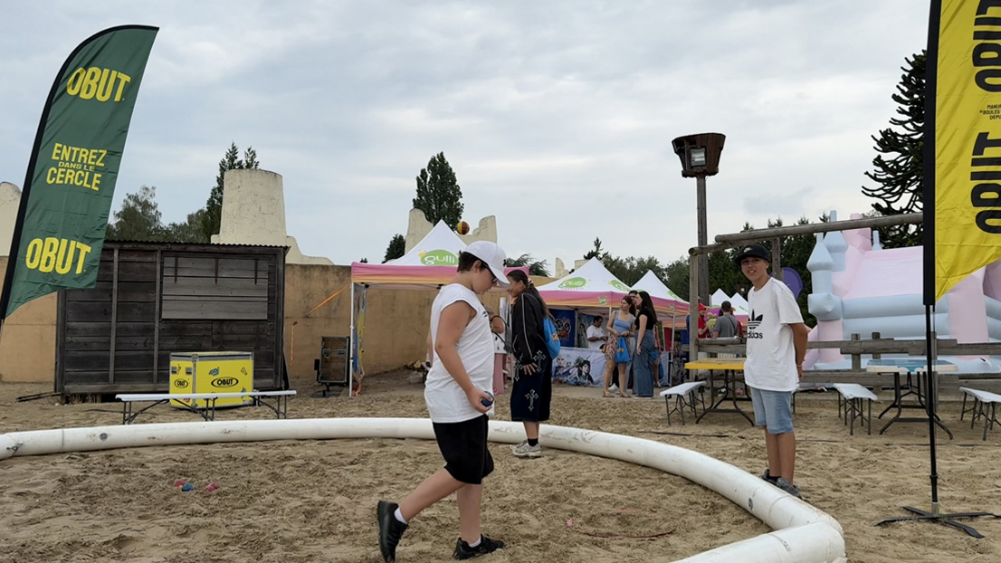 En pojke på en pétanquebana under Gulli Tour 2026