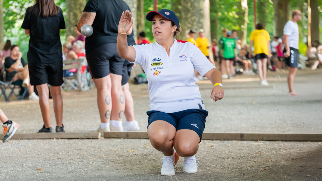 Aurélie Bories, joueuse de pétanque de la Team Obut, pointant lors d'une compétition officielle