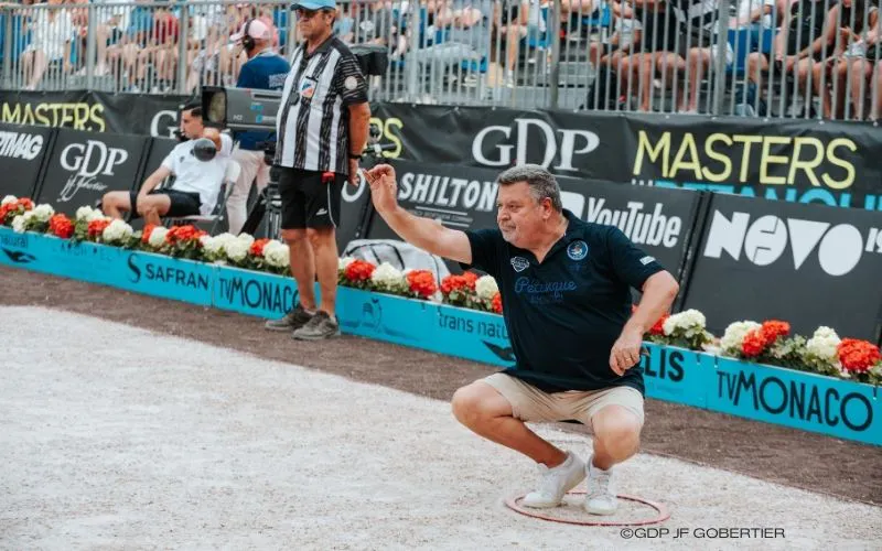 Philippe Quintais, joueur de la Team Obut, en représentation sur les terrains des Masters de Pétanque