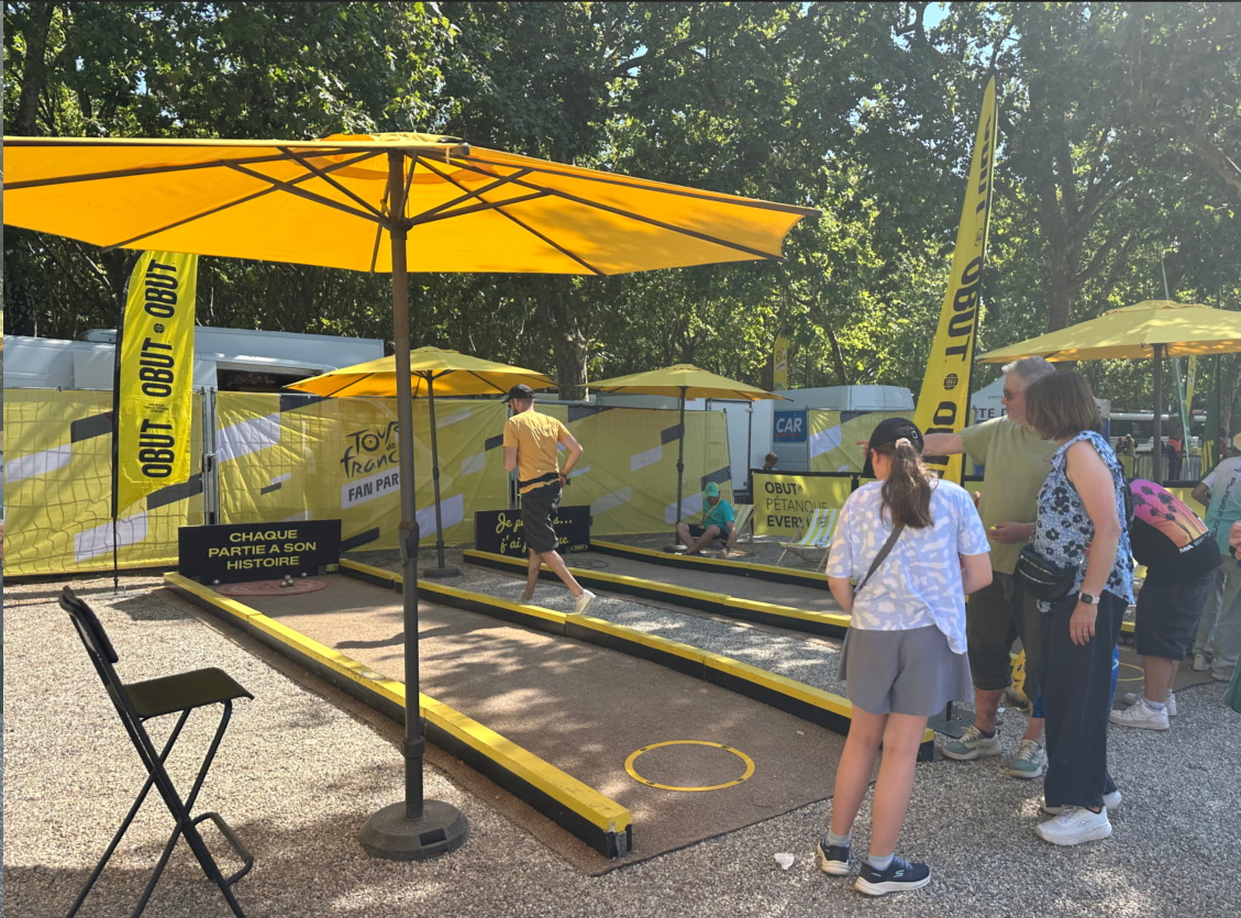 Pista de petanca Obut instalada durante el Tour de Francia 2026 con visitantes