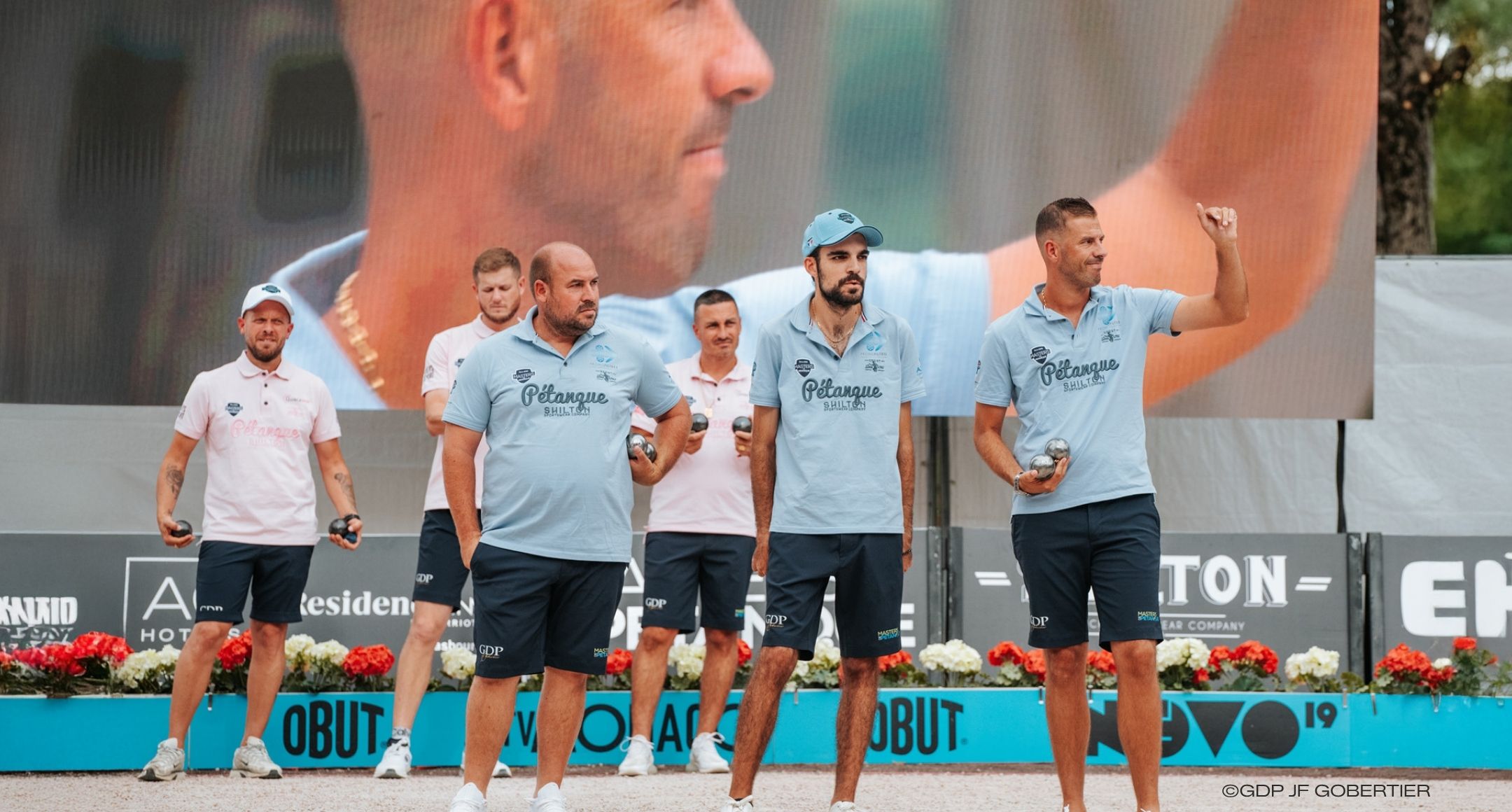 Deux équipes de joueurs de pétanque lors des Masters de Pétanque