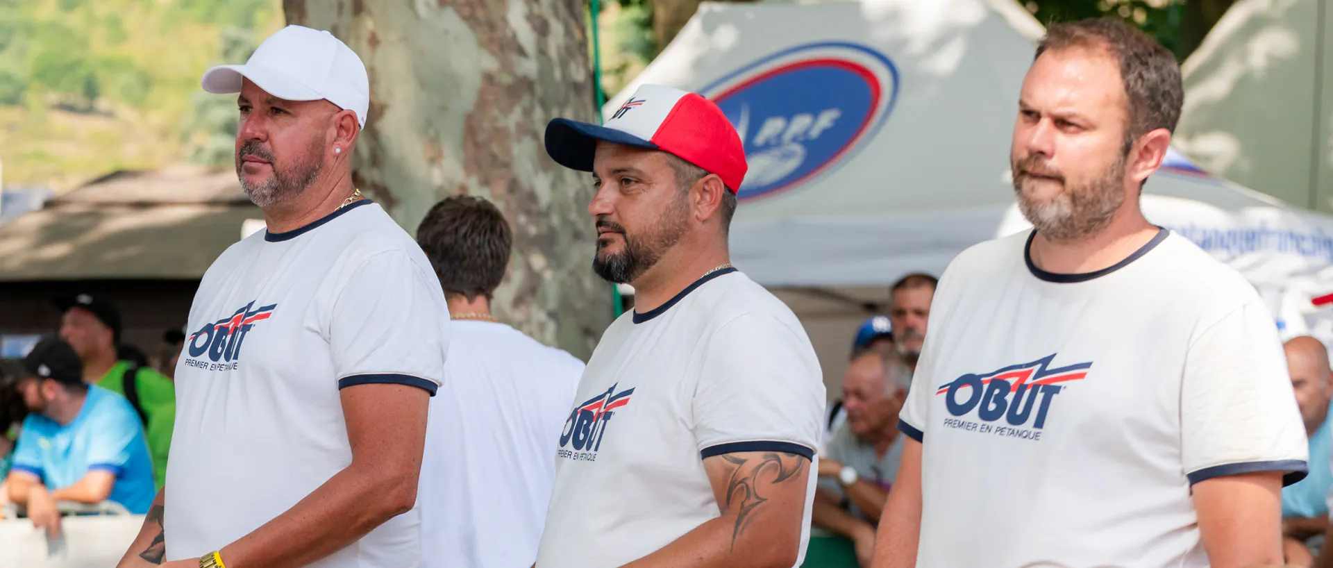 Trois joueurs de pétanque de la Team Obut pendant une compétition