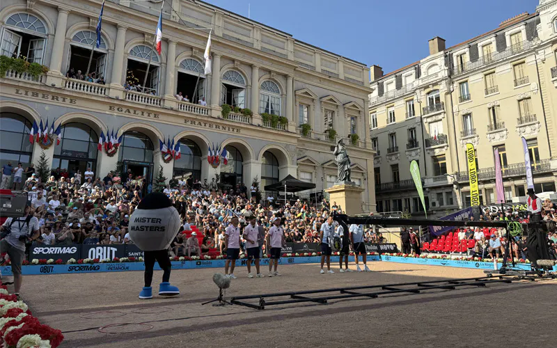 Terrains de pétanque des Masters de Pétanque avec les joueurs, devant l'hôtel de ville à Saint-Etienne