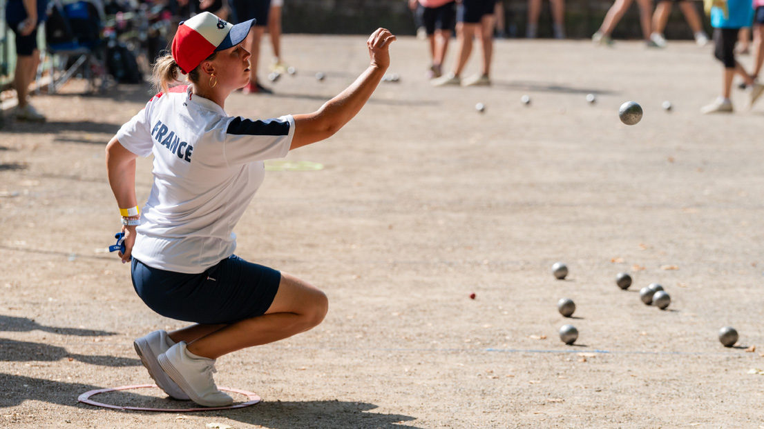 Charlotte Darodes, joueuse de pétanque de la Team Obut, pointant lors d'une compétition officielle