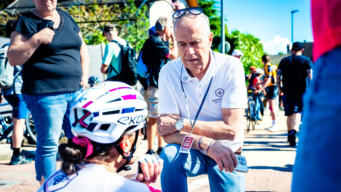 Vincent Lavenu, dirigeant de l'équipe Ma Petite Entreprise, en pleine conversation avec une cycliste portant un casque