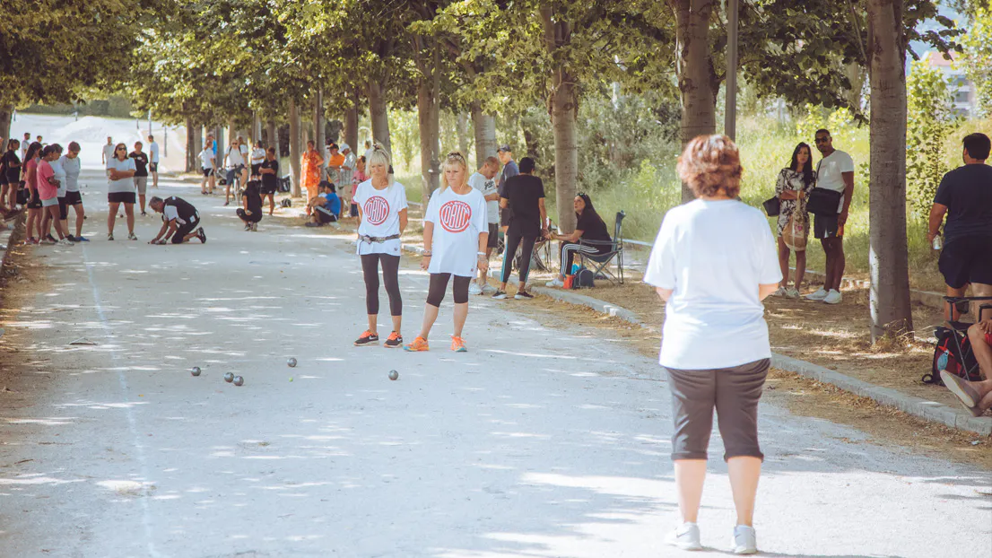 Eine Gruppe von Frauen spielt Pétanque im Parc Borély während der La Marseillaise