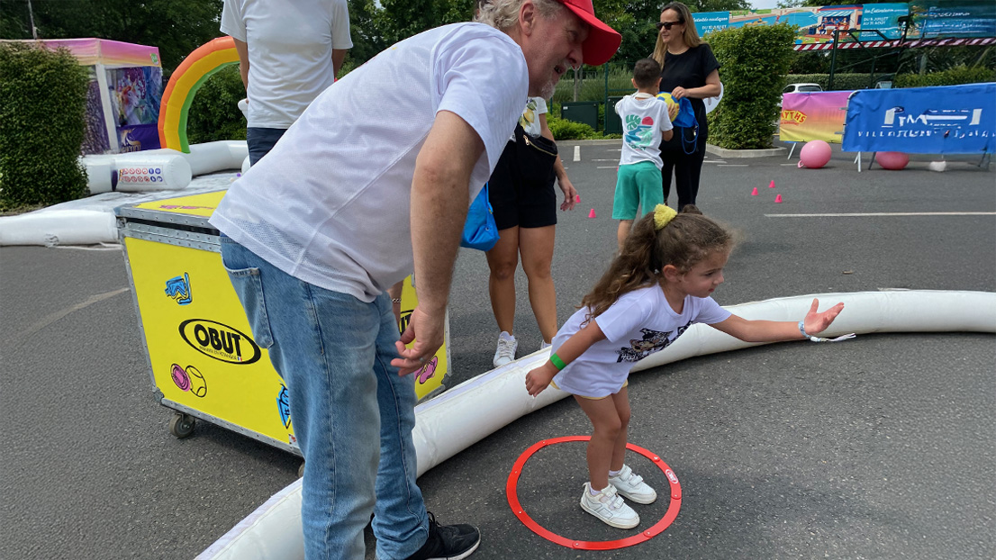 A young girl throwing a boule while following the host’s advice during the Gulli Tour