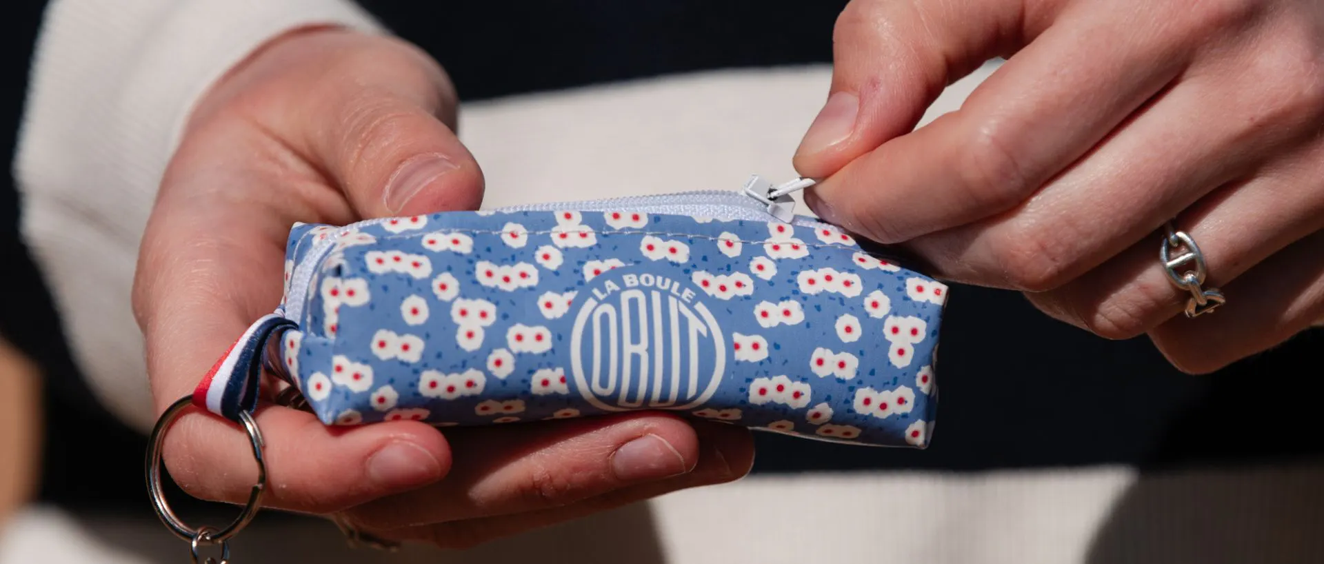 Une mini trousse offerte dès 100 € d’achat 💙