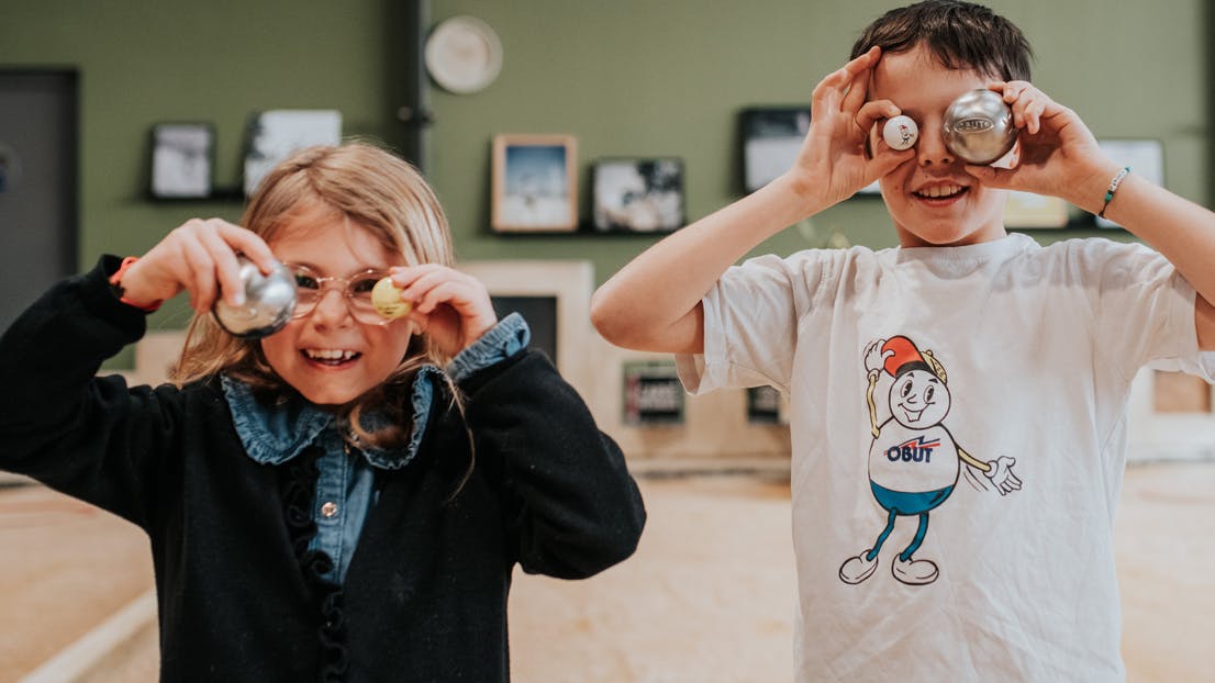 La pétanque : de la récré au terrain, le jeu qui révèle des champions!