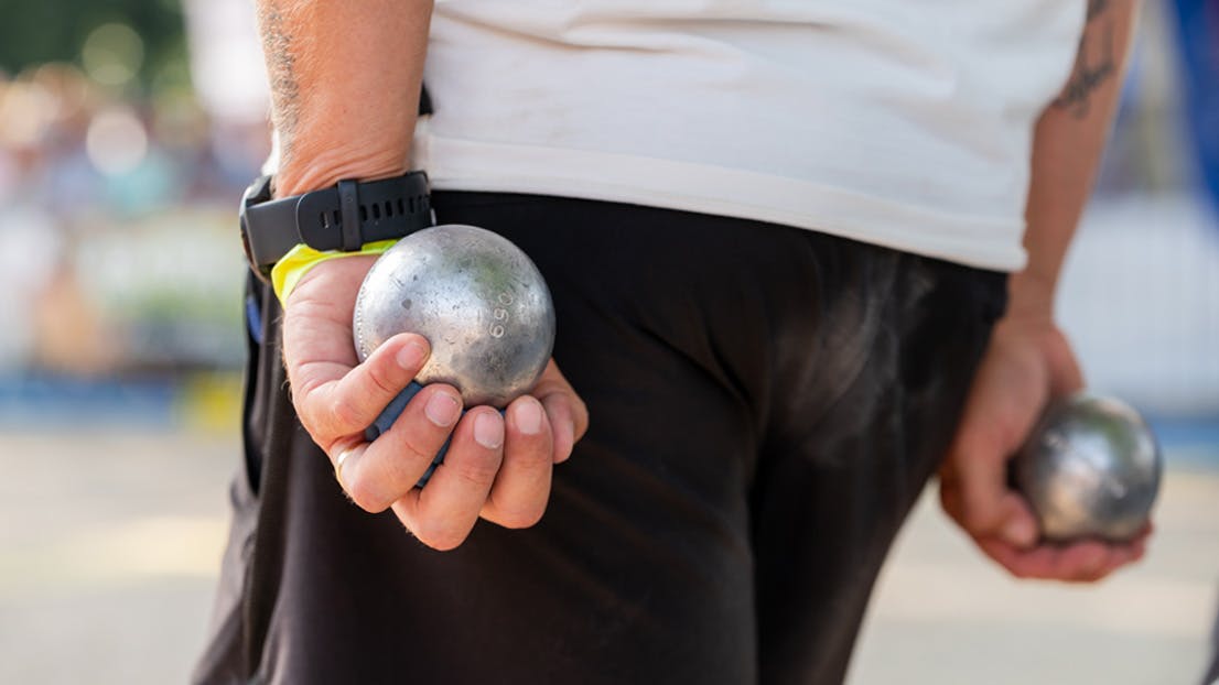 S'entraîner à la pétanque : les bons réflexes et les ateliers Obut pour progresser