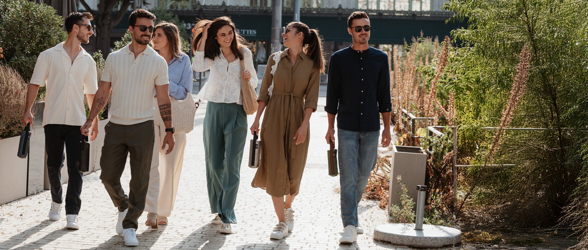 Gemeinsam stehen sie bereit, die ersten Kugeln zu werfen: Das Afterwork kann beginnen.